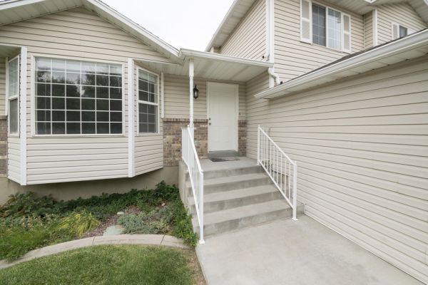Cost of White Vinyl Siding Replacement in Pocatello